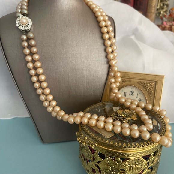 TWO STRANDS OF VINTAGE CRÈME PEARLS WITH RHINESTONE CLASP - Picture 6 of 12
